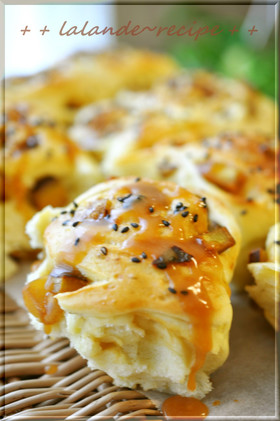 Wおさつキャラメリゼロール（薩摩芋パン）