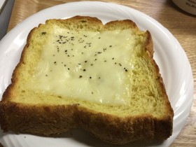 かぼちゃ煮入り食パンのチーズトースト