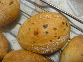 天然酵母バジルとチーズのパン