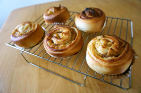 りんごとアーモンドクリームのロールパン