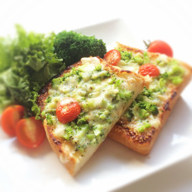 ブロッコリーの胡麻味噌マヨトースト朝食