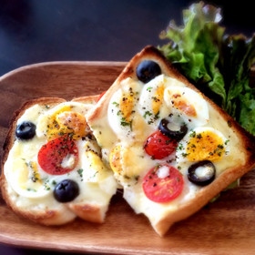 黒オリーブとトマトチーズトースト朝ごはん