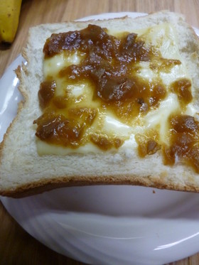 チーズと黒糖風味梅ジャムのトースト