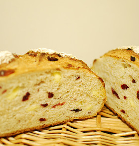 チーズたっぷりクランべリーカンパーニュ