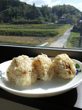 遠足のお弁当にも！しらすのおにぎり