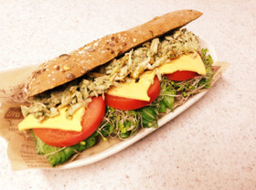 ✿クルミ入りバジルチキンのバゲットサンド