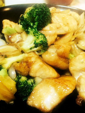 柔らか鳥胸とブロッコリーのにんにくソース