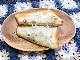 胡桃とじゃこのチーズトースト