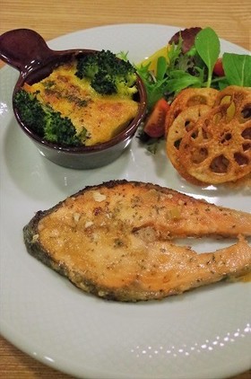 サーモンの塩レモンステーキ