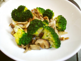 ブロッコリーとしめじのバター醤油