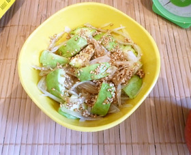 アボガドと新玉葱の♫ゴマたっぷりサラダ