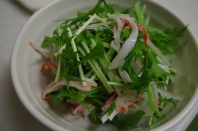 水菜と新玉とカニカマのサラダ♪