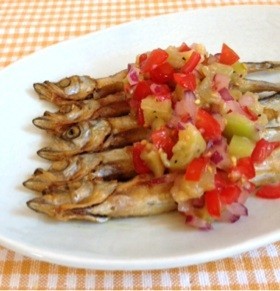 シシャモにトマトと茄子のタルタル