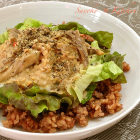 舞茸とレタスの胡麻だれ納豆丼