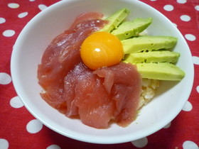 まぐろとアボカドの黄身のっけ丼☆