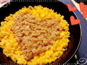 鶏ひき肉と卵☆簡単２色のそぼろ丼。