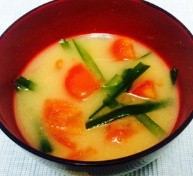 うまうま！トマトとニラのお味噌汁