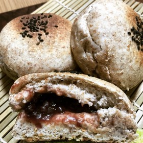 粒あんずっしり、全粒粉のあんぱん☆