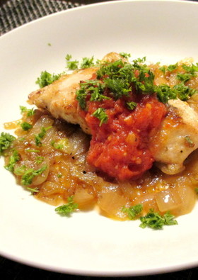 メカジキのトマトソースサワーオニオン添え