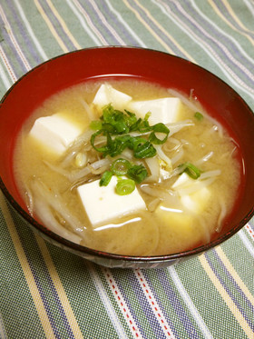 ごぼうともやしの味噌汁