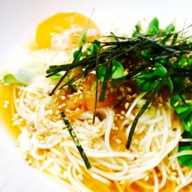 【10分】夜食＊温玉のせ梅ワサビそうめん