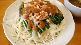 ツナとほうれん草のごまだれサラダうどん