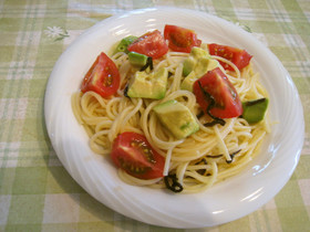 トマトとアボカドと塩昆布の冷製パスタ