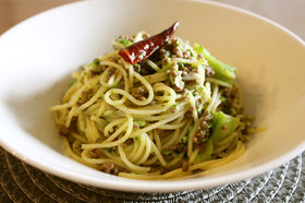 つぶしブロッコリーとひき肉のスパゲッティ