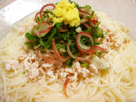 鶏ひき肉と白だしの冷たいかけ汁そうめん。