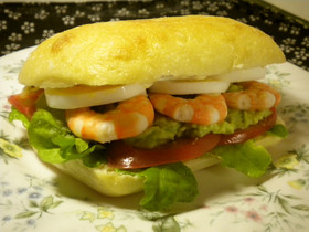 海老とアボカドのトルタサンド