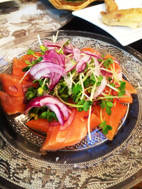 サーモン☆紫玉ねぎと貝われ大根のせ