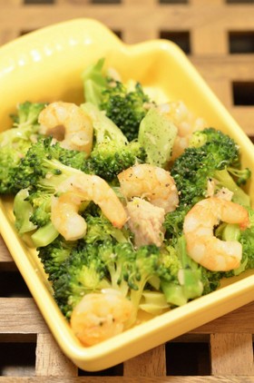 mえびとブロッコリーのガーリックサラダ