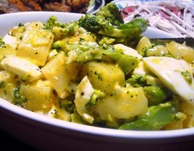 じゃがいもと茹で卵とブロッコリーサラダ