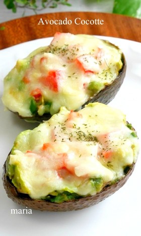 アボカドとトマトのチーズ焼きココット