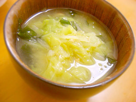 ＊キャベツとワカメの味噌汁＊