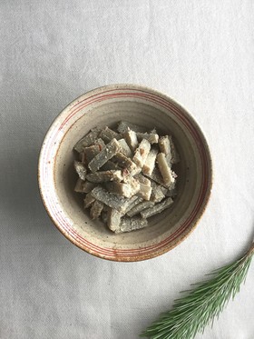 ごぼうの胡麻和え、梅かつお風味。