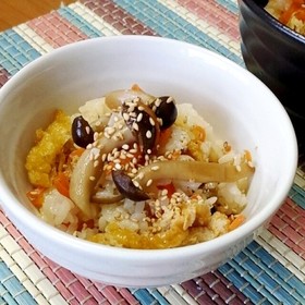 しめじと薄揚げと人参の混ぜご飯