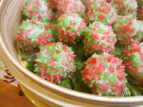 熱々で召し上がれ♪カラフルなもち米団子