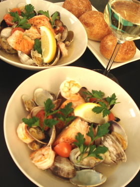 鮭のワイン蒸し　アサリとエビも