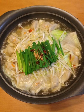 超簡単で美味しい！塩餃子鍋【もつ鍋風】