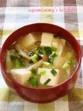 白菜としめじと豆腐のお味噌汁♪