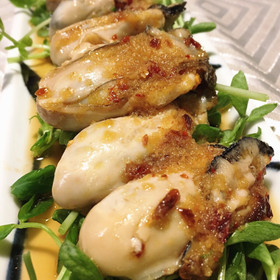 牡蠣のうまダレマリネ　豆苗添え