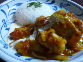 キウィで柔らか鶏胸肉トマト煮バターライス