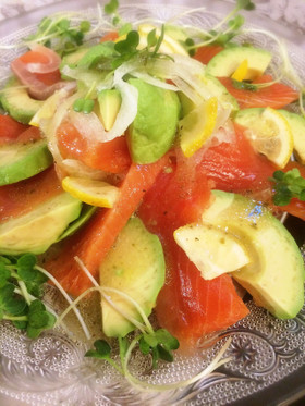 サーモンとアボカドのサラダ爽やかソースで