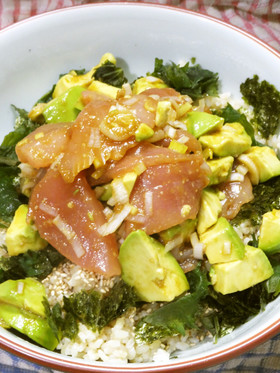 マグロ切り落としで作るカリフォルニア丼