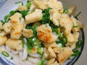 素朴！香ばしい油揚げのかけうどん