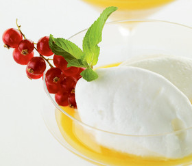 泡雪仕立てのメレンゲ　バニラソース添え