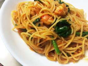 ほうれん草と海老のナポリタン