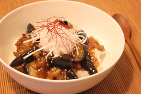 豚バラと茄子の韓国風丼〜温玉のせ〜