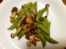 スナップエンドウとしめじベーコンの炒め物